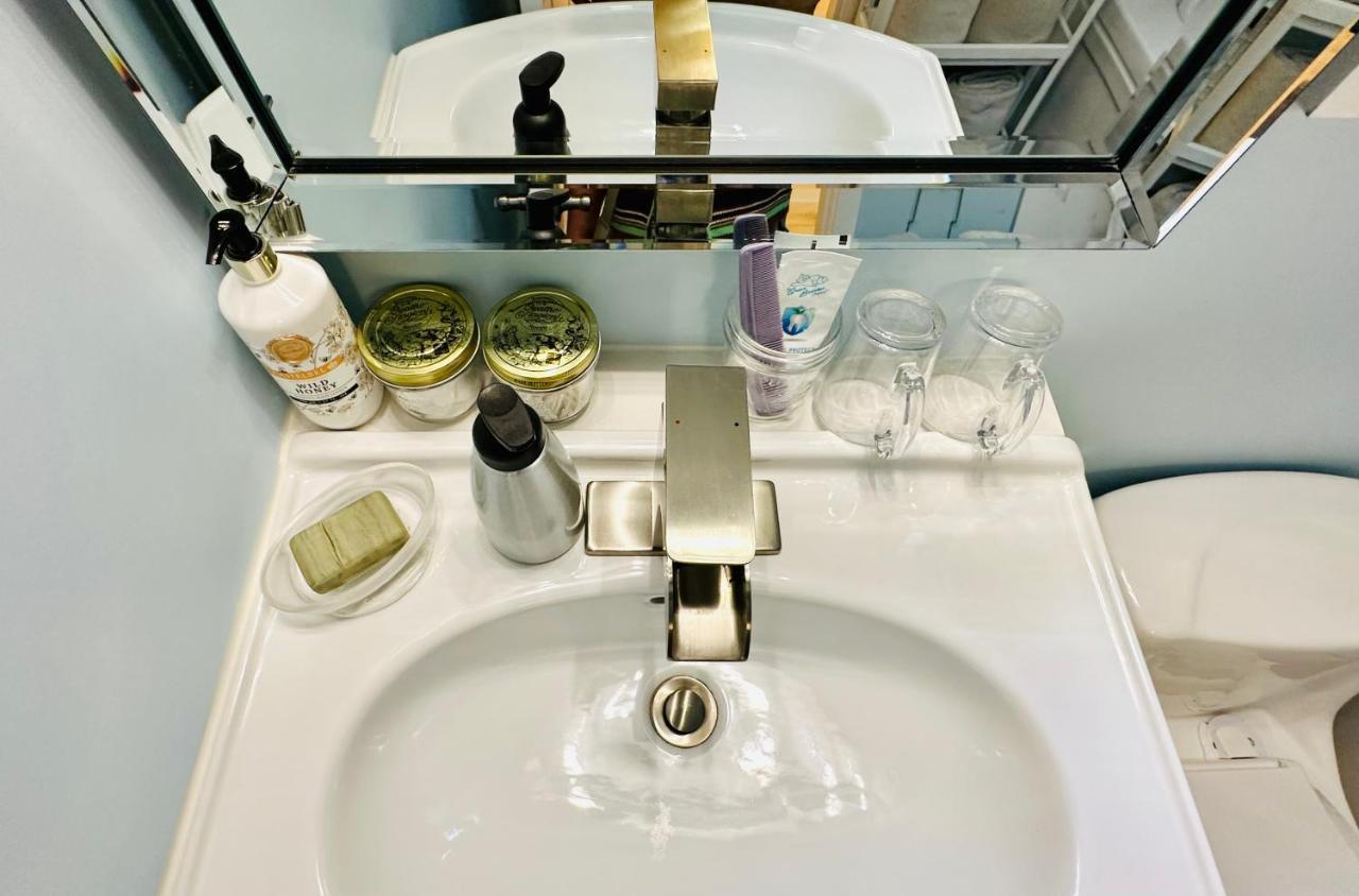 Private Guest Suite 10Mins To Downtown - King Bed - Bathtub - Free Parking Vancouver Dış mekan fotoğraf