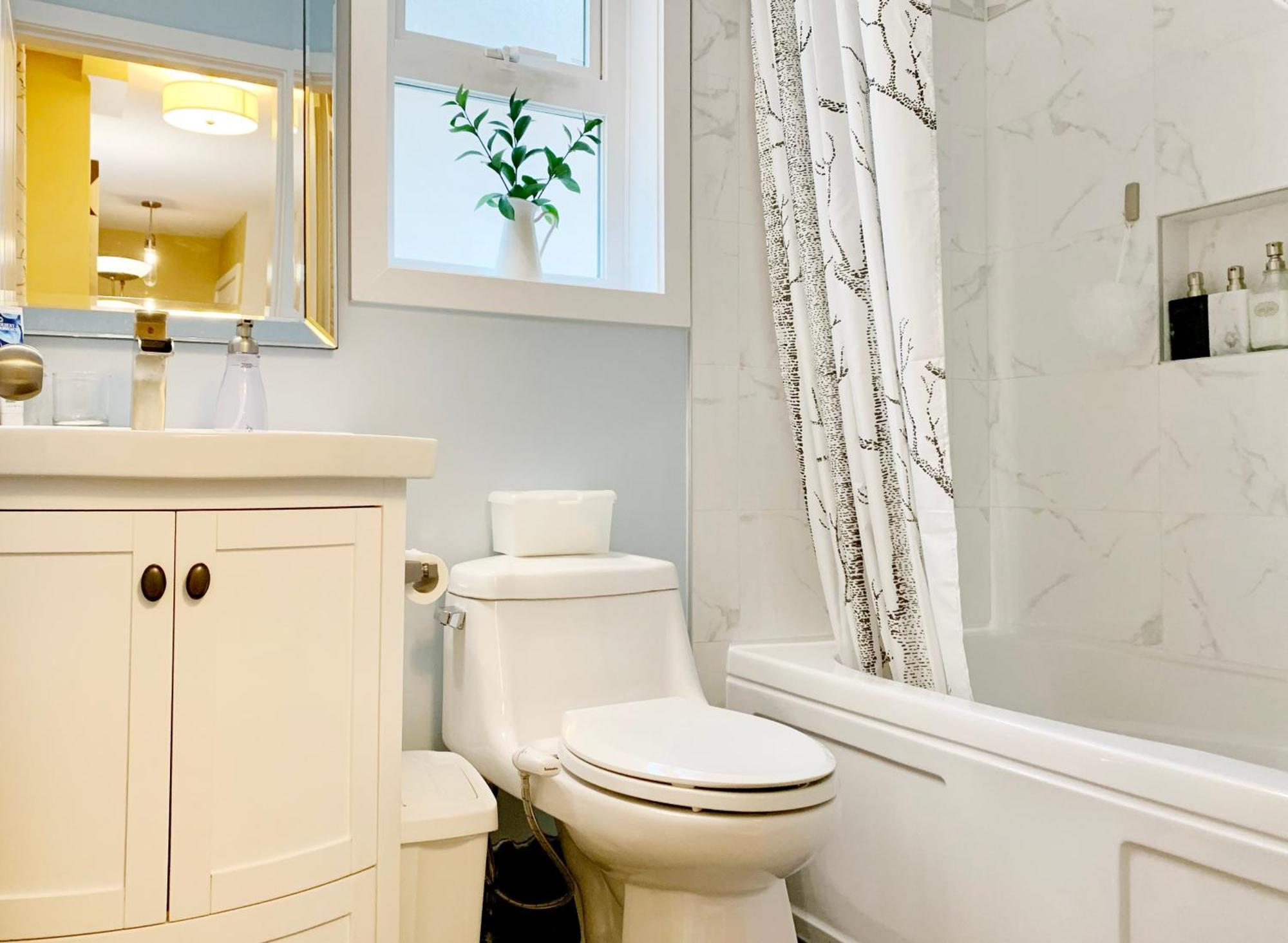 Private Guest Suite 10Mins To Downtown - King Bed - Bathtub - Free Parking Vancouver Dış mekan fotoğraf